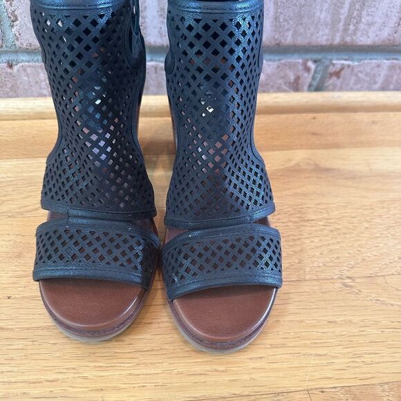 MIA Black Heeled Sandals with Perforated Design - Picture 7 of 9